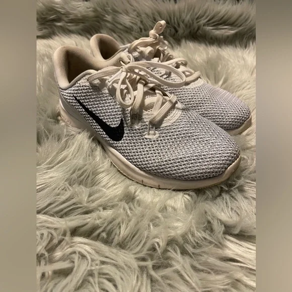 Womens 6.5 Nike Flex running sneakers - Picture 1 of 4